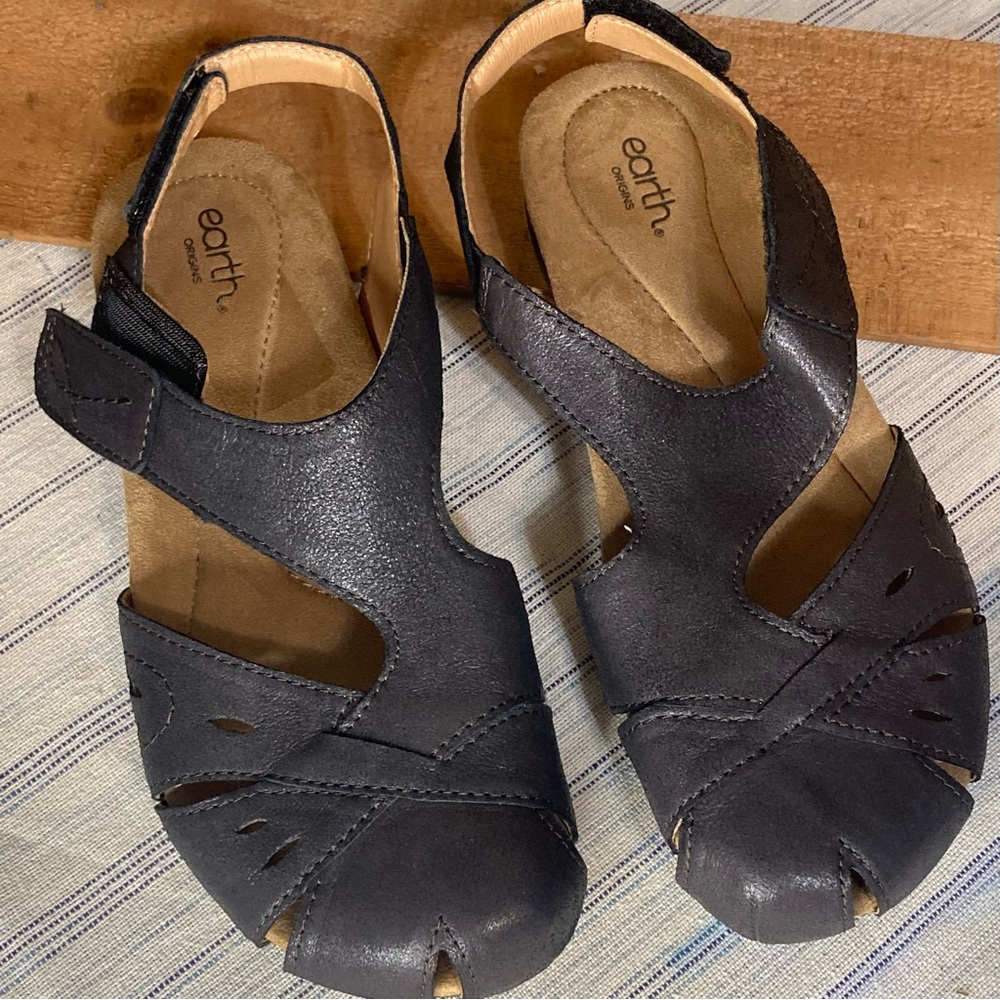EARTH ORIGINS BLACK LEATHER SANDALS